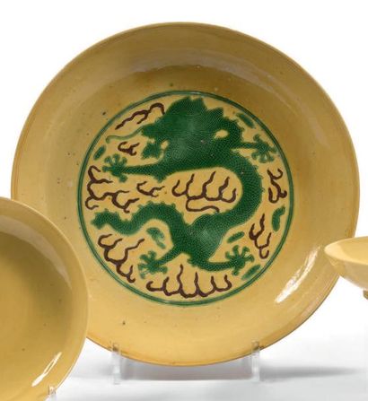 CHINE – fin du XIXème siècle Grand PLAT en porcelaine polychrome à décor d'un dragon...