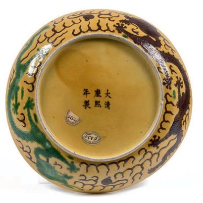 CHINE – fin du XIXème siècle Grand PLAT en porcelaine polychrome à décor d'un dragon...