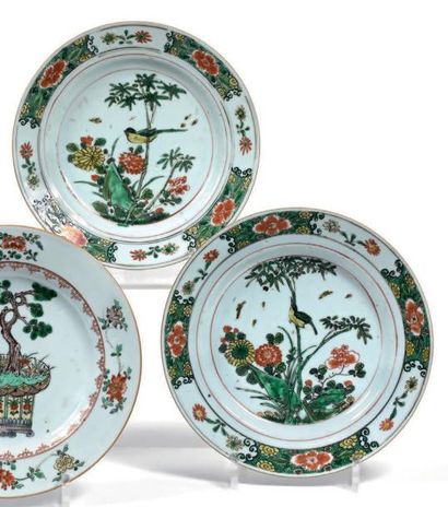 CHINE – XVIIIème siècle Deux ASSIETTES en porcelaine à décor polychrome et partiellement...