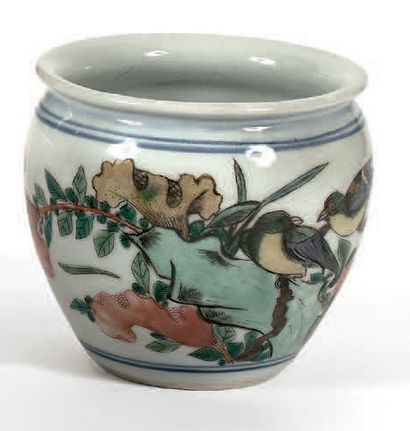 CHINE - Epoque KANGXI   (1662 – 1722) Petit pot en porcelaine décorée en émaux polychromes...