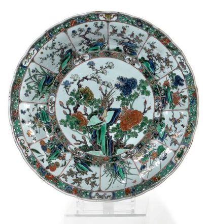 CHINE – XVIIIème siècle Grand PLAT en porcelaine polychrome de la famille verte à...