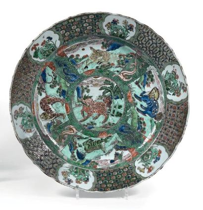 CHINE – XVIIIème siècle Grand PLAT en porcelaine polychrome à décor de la famille...