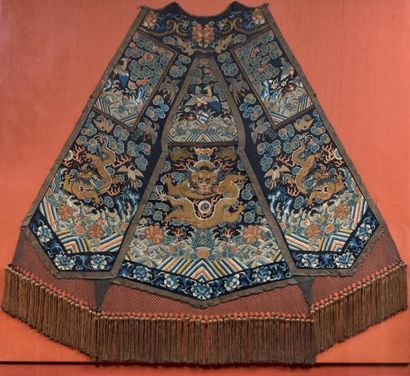 CHINE - XIXème siècle GILET en soie bleue à décor brodé de dragons pourchassant la...