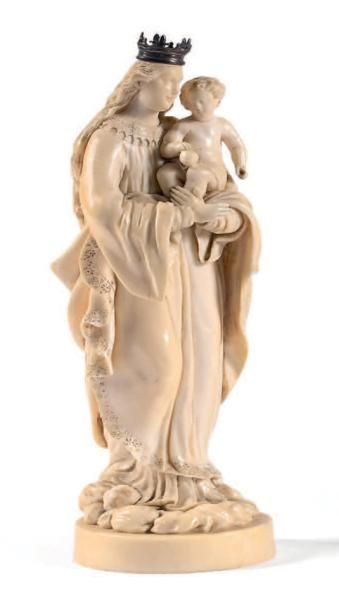 null VIERGE à l'Enfant en ivoire sculpté. Couronnée, elle porte l’Enfant Jesus qui...