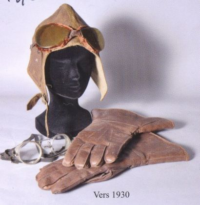 null Un ensemble d'aviatrice en cuir marron comprenant le bonnet , les gants et les...