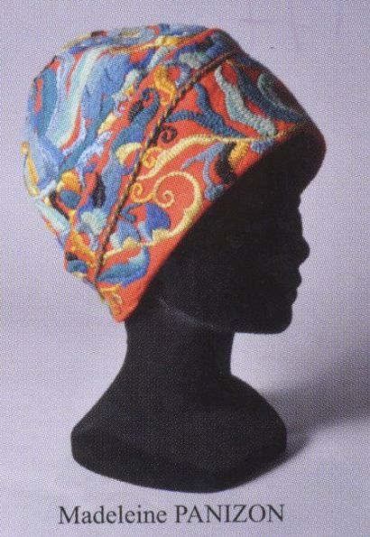 null Un chapeau en feutre rouge brodé, griffé Madeleine PANIZON vers 1920 