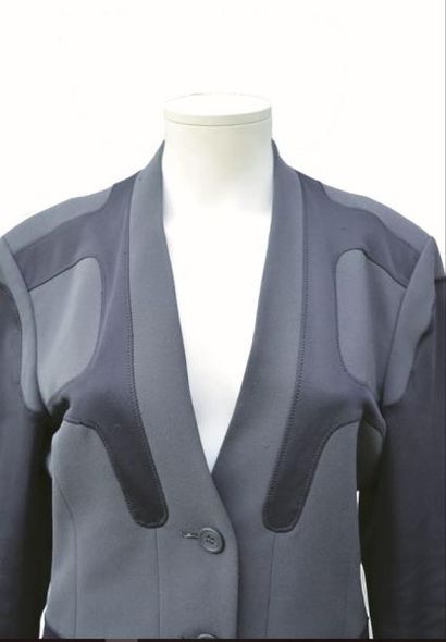 null ISSEY MIYAKE: Tailleur short à deux tons de gris, taille small, Année fin 1980...
