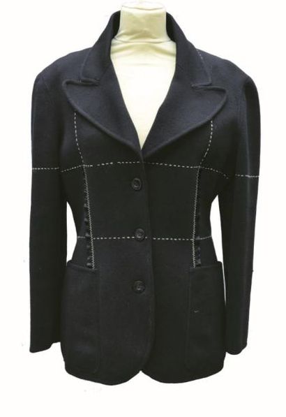 null LOT comprenant: ANN DEMEULEMEESTER: Veste noire à pans façon jupe, taille 36,...