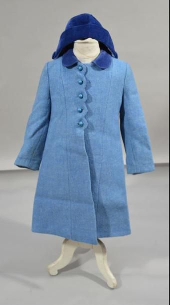 null ANONYME: Manteau d'enfant anglais en laine et col de velours de couleur bleu...
