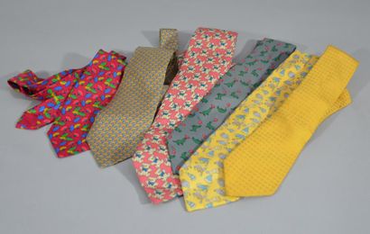 null HERMES - PARIS 

Lots de cinq cravates griffées en soie:

*Cravate à fond jaune...