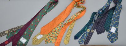 null HERMES: LOT de 3 cravates en soie dans les tons bleus et vert