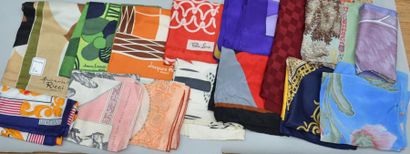 null LOT comprenant environ 15 foulards ou écharpes principalement en soie dont:...