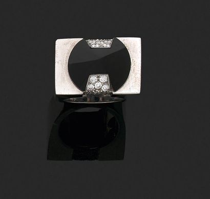 null BAGUE en or gris (750‰), onyx et pavage de petits diamants ronds taille brillant.

Travail...