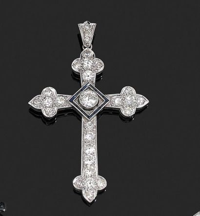 null PENDENTIF en platine (850‰) en forme de croix, pavée de diamants taille ancienne...
