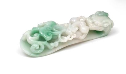 null FIBULE en jade sculpté figurant des dragons enchevêtrés.

Chine, XXème s.

Long :...