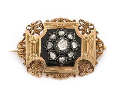 null BROCHE-PENDENTIF en or (750‰) à décor ajouré et gravé de feuillages et géométries,...