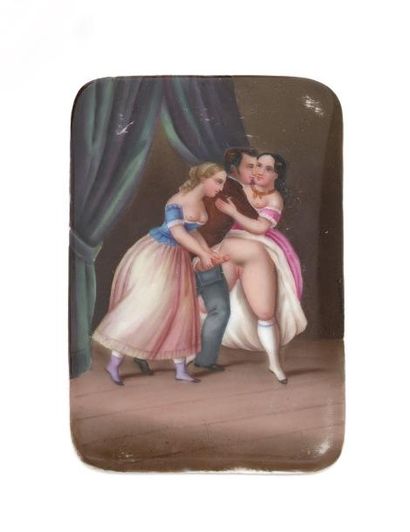 null PLAQUE en porcelaine peinte à décor érotique représentant deux jeunes femmes...