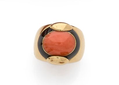 null BAGUE dôme en or (750‰) ornée d’un cabochon « pain de sucre » de corail dans...