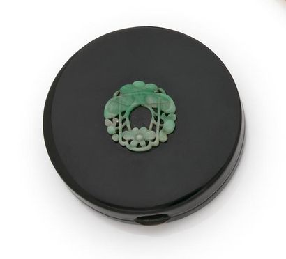 null BOITE ronde en laque noire et application de jade sur le couvercle. Intérieur...