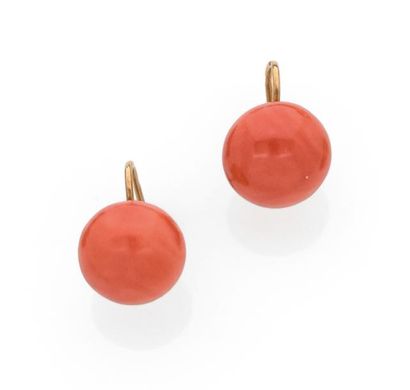 null Paire de BOUTONS D’OREILLE en or (750‰) et perle de corail.

Poids brut : 5.8...