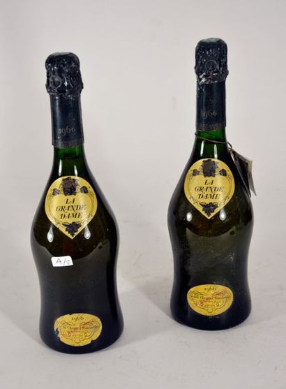 null Deux Bouteilles de Champagne «La grande Dame «Veuve
Clicquot, 1966 (une étiquette...
