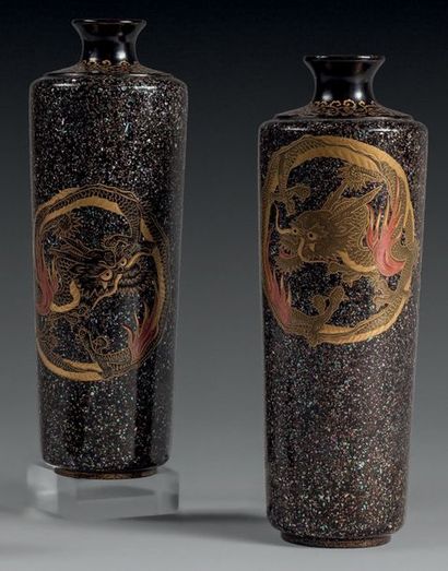null Deux FLACONS décorés AOGAI et laque d'or à décor de dragons
H.: 22,5 cm
Japon...