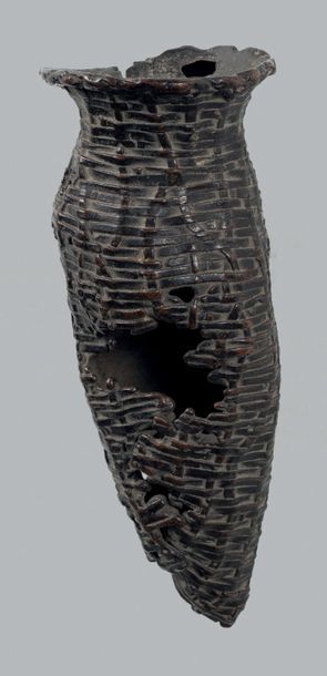 JAPON - Epoque EDO (1603 - 1868) Vase applique (hana-ike) en bronze à patine brune...