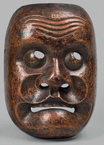 JAPON - Epoque EDO (1603 - 1868), XVIIIe siècle Masque de Nô en bois laqué brun rouge,...