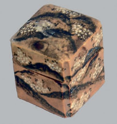 JAPON - Fin Époque EDO (1603 - 1868) Boite à encens (kogo) de forme carrée en grès...