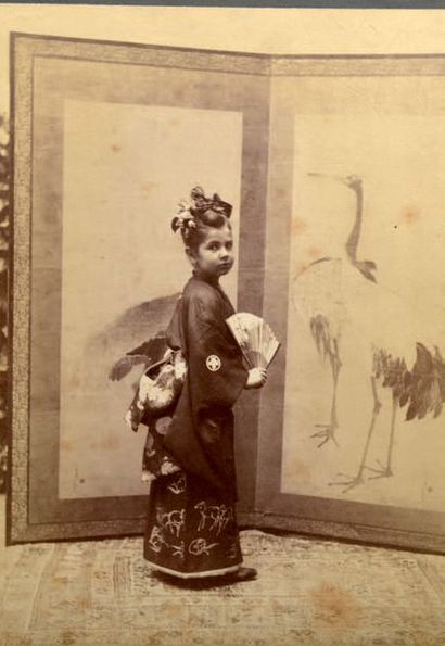 Paul Rajon (1843-1888) Jeune fille de dos portant un kimono noir, éventail dans une...