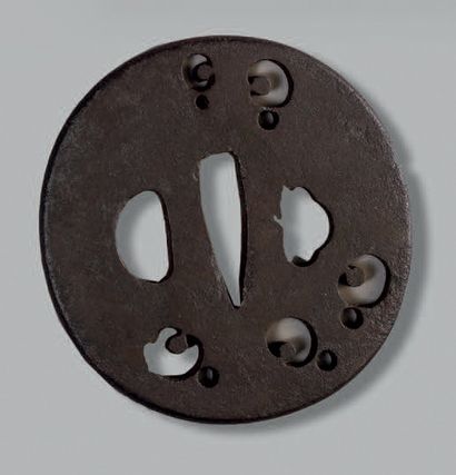 null TSUBA non signé, en fer, de forme ronde
Diam.: 7,5 cm - Japon