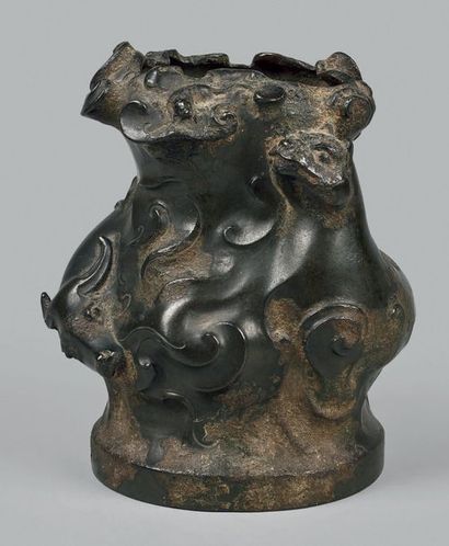 CHINE - XVIIe/XVIIIe siècle Vase de forme mouvementée en bronze à patine brune, figurant...