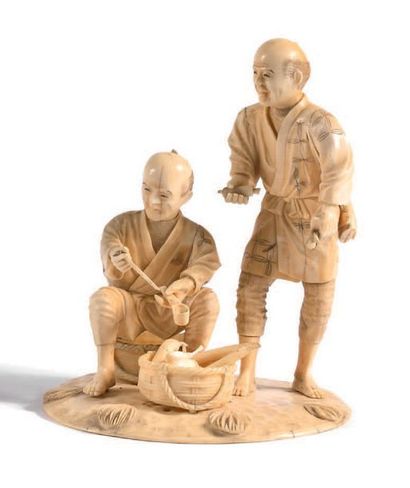 JAPON vers 1900 OKIMONO en ivoire sculpté représentant les marchands de légumes,...