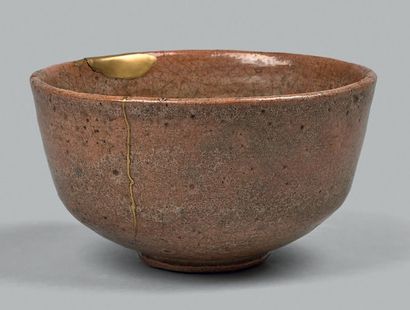 JAPON, Fours de Raku - Début Epoque EDO (1603 - 1868) Bol à thé (chawan) de forme...
