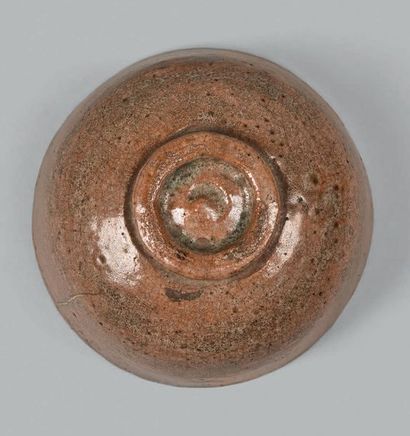 JAPON, Fours de Raku - Début Epoque EDO (1603 - 1868) Bol à thé (chawan) de forme...