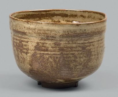 JAPON - Epoque EDO (1603 - 1868) Bol à thé (chawan) de forme tsutsugata légèrement...