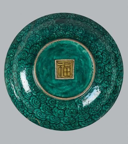 JAPON, Fours de Kutani - Epoque EDO (1603 - 1868), XIXe siècle Grand plat en porcelaine...