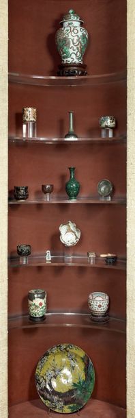 JAPON, Fours de Kutani - Epoque EDO (1603 - 1868), XIXe siècle Grand plat en porcelaine...