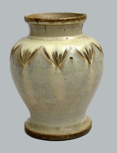 JAPON - Epoque MEIJI (1868 - 1912) Vase de forme balustre à col évasé en grès émaillé...