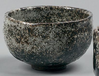 JAPON - Epoque EDO (1603 - 1868), XIXe siècle Bol à thé (chawan) de forme rinari...