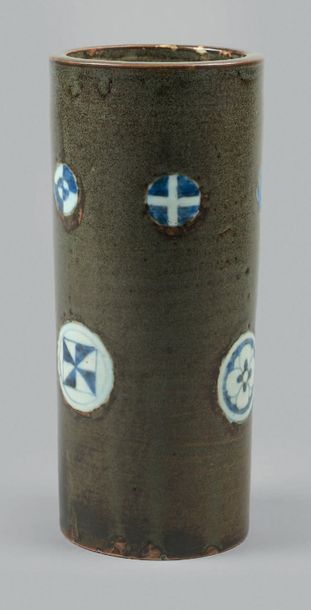 JAPON - Epoque MEIJI (1868 - 1912) Vase de forme cylindrique en porcelaine émaillée...