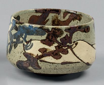 JAPON - Epoque MEIJI (1868 - 1912) Bol à thé (chawan) en grès émaillé rouge et bleu...