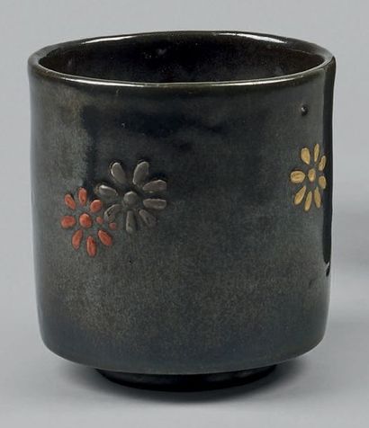 JAPON, Fours de Kyoto - Epoque MEIJI (1868 - 1912) Bol à thé (chawan) de forme tsutsu...
