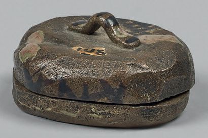 JAPON - Epoque EDO (1603 - 1868), XIXe siècle Boîte à encens (kogo) de forme rectangulaire...