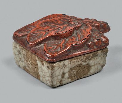JAPON, fours de Shino - Epoque EDO (1603 - 1868) Boîte à encens (kogo) de forme rectangulaire...