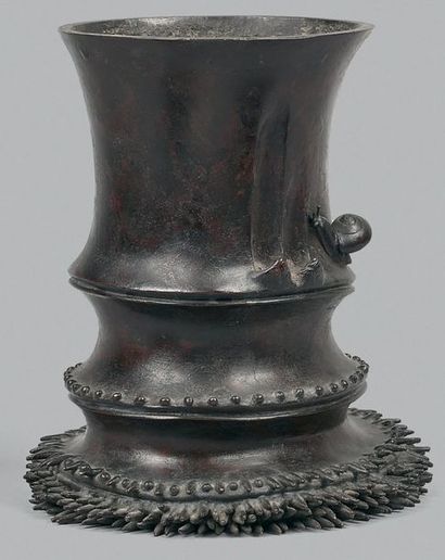 JAPON - Epoque MEIJI (1868 - 1912) Vase en forme de tronc de bambou en bronze à patine...