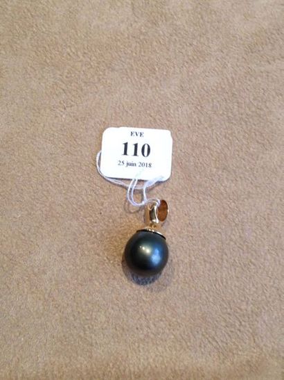 null PENDENTIF en or (750‰) orné d’une perle de Tahiti.

Diam. de la perle : 13 mm

Poids...