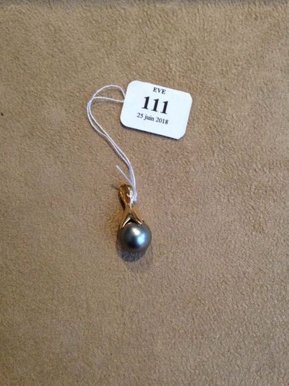 null PENDENTIF en or (750‰) orné d’une perle de Tahiti.

Diam. de la perle : 10 mm

Poids...