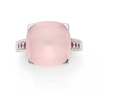 null MAUBOUSSIN, modèle « petite rose d’amour »

BAGUE en or gris (750‰) ornée d’un...