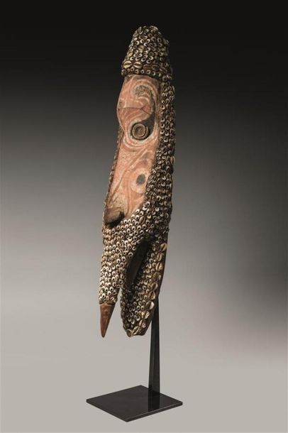 null MASQUE « mwai » long, mince et représentant un ancêtre masculin en bois, partiellement...